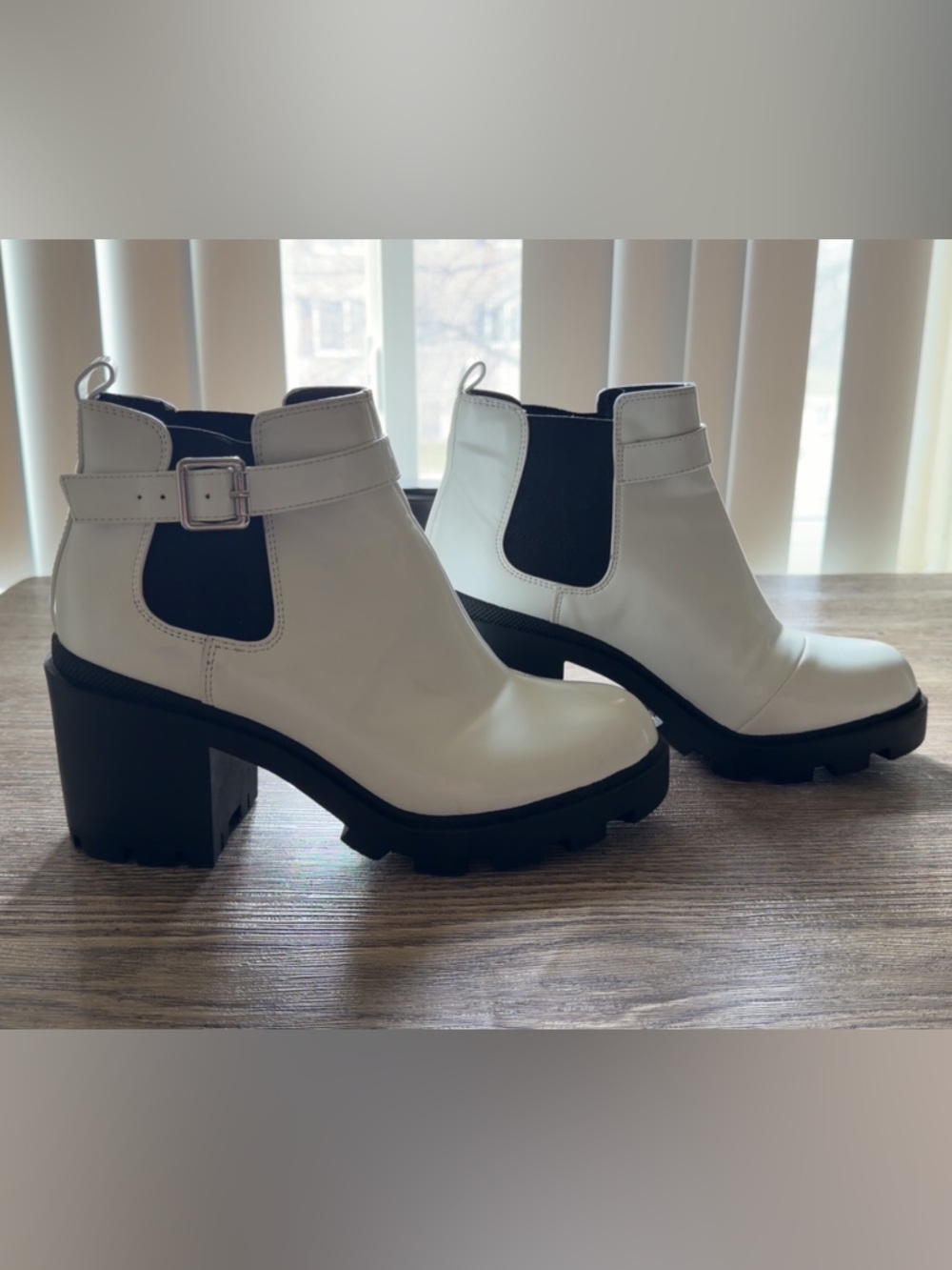 Like New! Badass White Leather Ankle Boots Chunky Heel and Deep Textured Grip